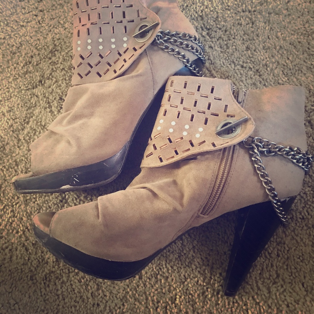 Chain Detailed High Heels